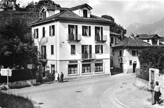 Enea Pedrini 1945, Il Ristorante Giardino di Sorengo, in posa il piccolo Enea a cinque anni con i genitori. Si noti la casa accanto, Famiglia Ghielmini, dove non é ancora stato realizzato il sottopassaggio della via Ponte Tresa., Famiglia Pedrini