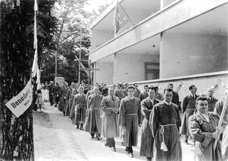 Silvana Pagnamenta 1940, Processione per la festa di San Giuseppe, si nota la nuova scuola elementare in costruzione., Famiglia Pagnamenta